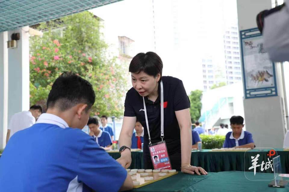 更与深圳市, 缓踱步